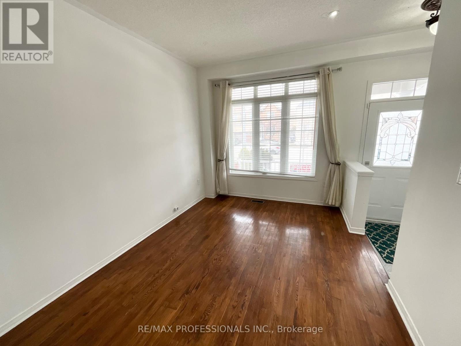 3056 Mcdowell Drive, Mississauga, Ontario  L5M 6J4 - Photo 3 - W12764862