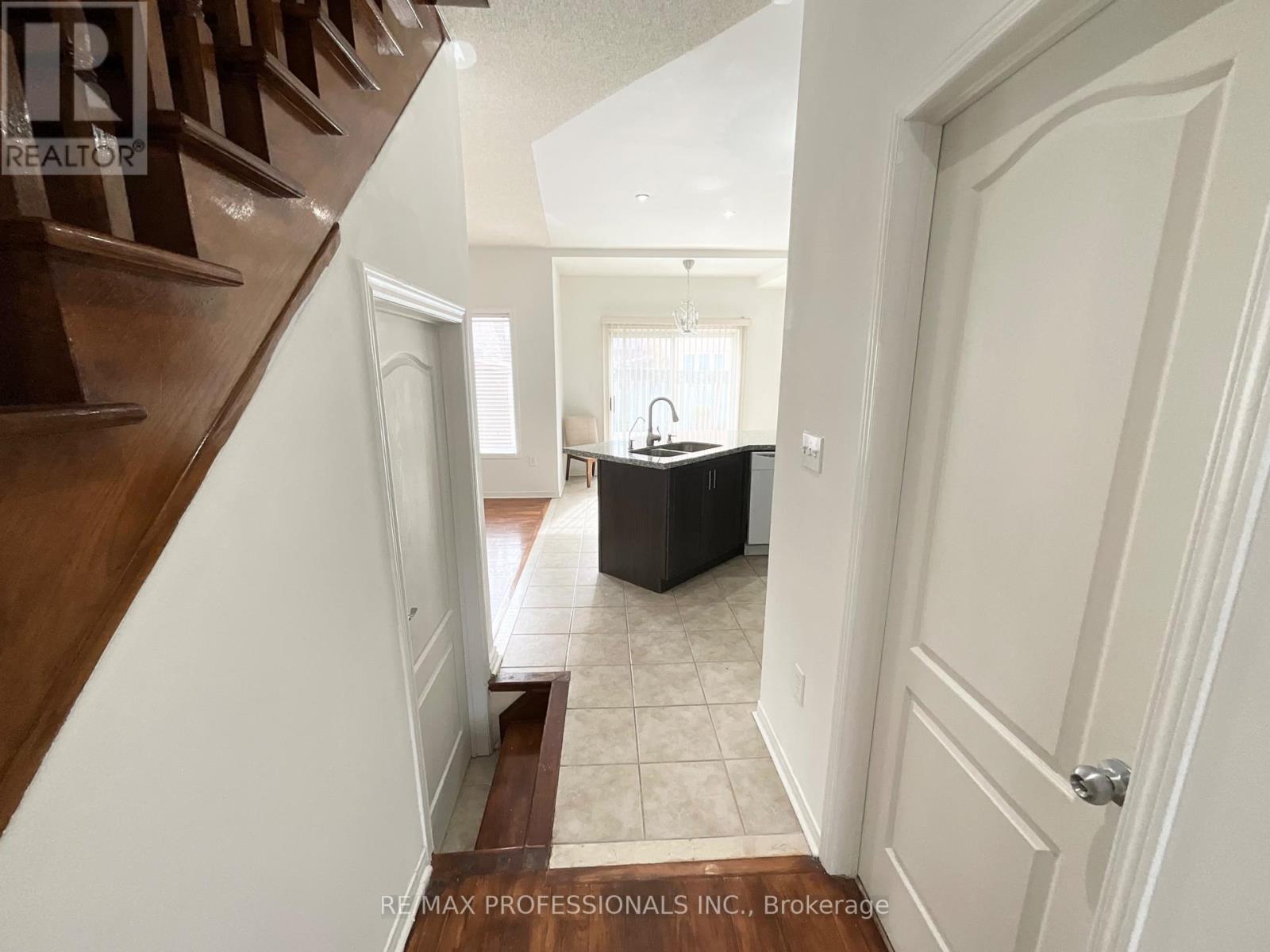 3056 Mcdowell Drive, Mississauga, Ontario  L5M 6J4 - Photo 7 - W12764862