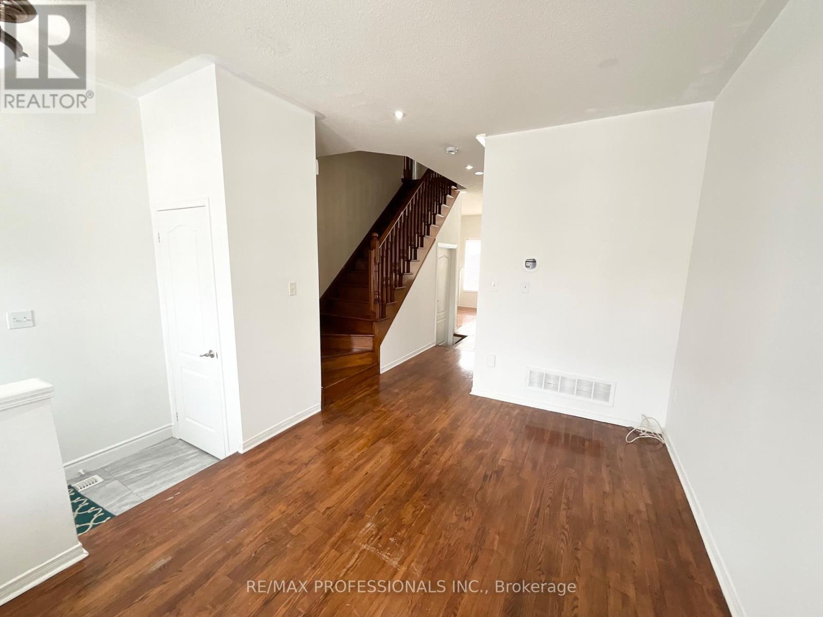 3056 Mcdowell Drive, Mississauga, Ontario  L5M 6J4 - Photo 5 - W12764862