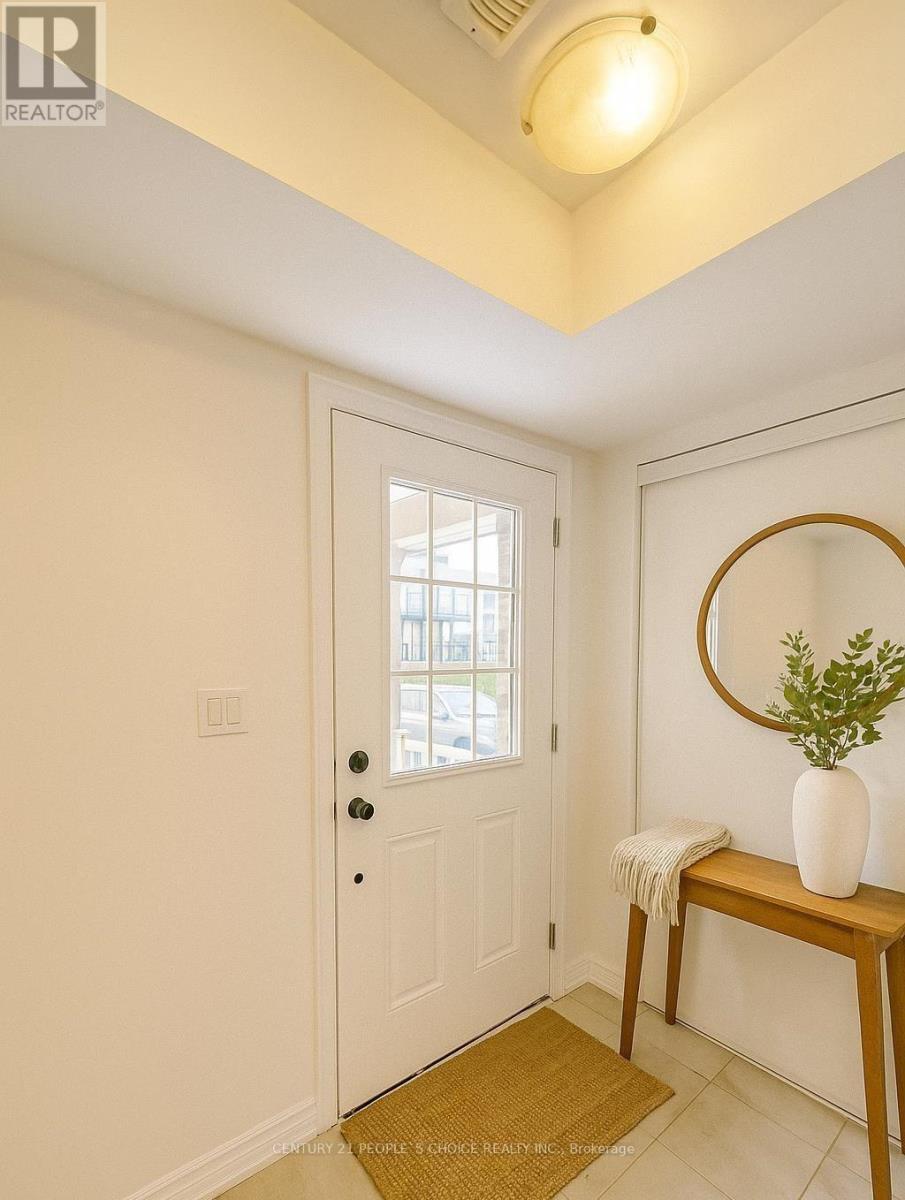 7 Silo Mews, Barrie, Ontario  L9J 0V3 - Photo 2 - S12878306