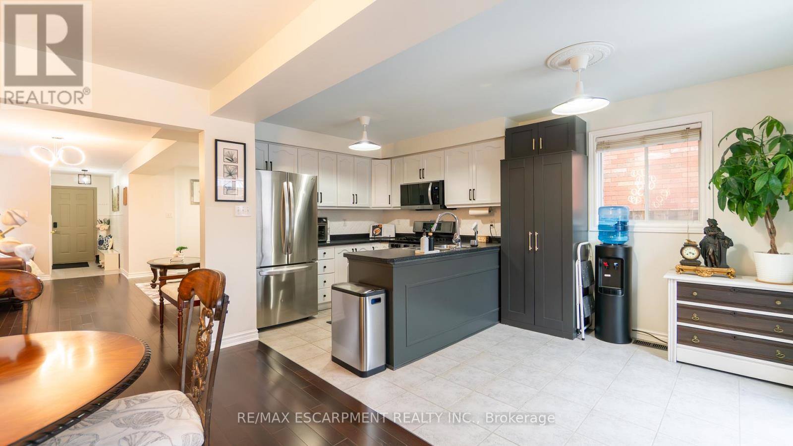 2062 Westmount Drive, Oakville, Ontario  L6M 3P2 - Photo 11 - W12878292