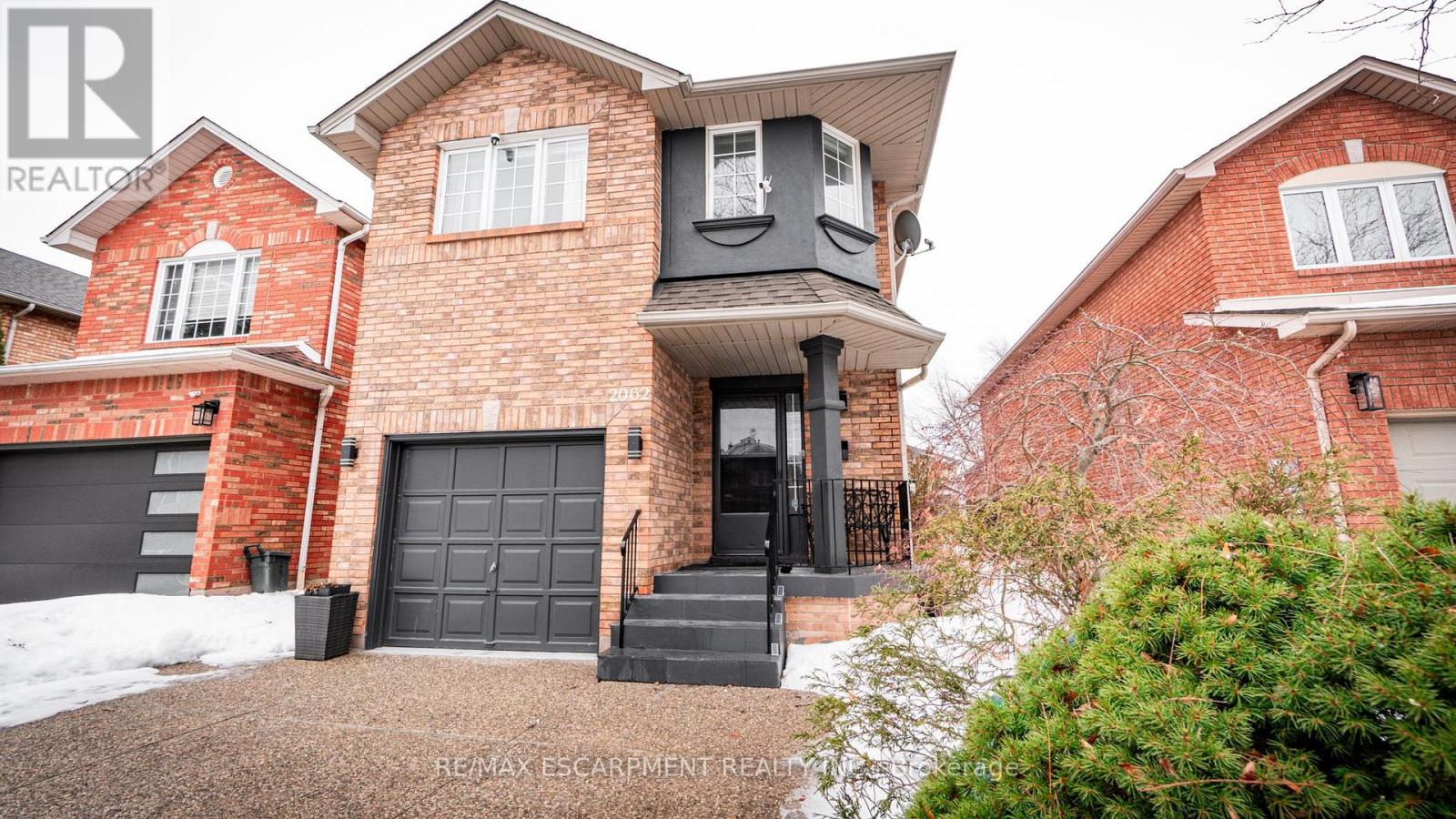 2062 Westmount Drive, Oakville, Ontario  L6M 3P2 - Photo 4 - W12878292