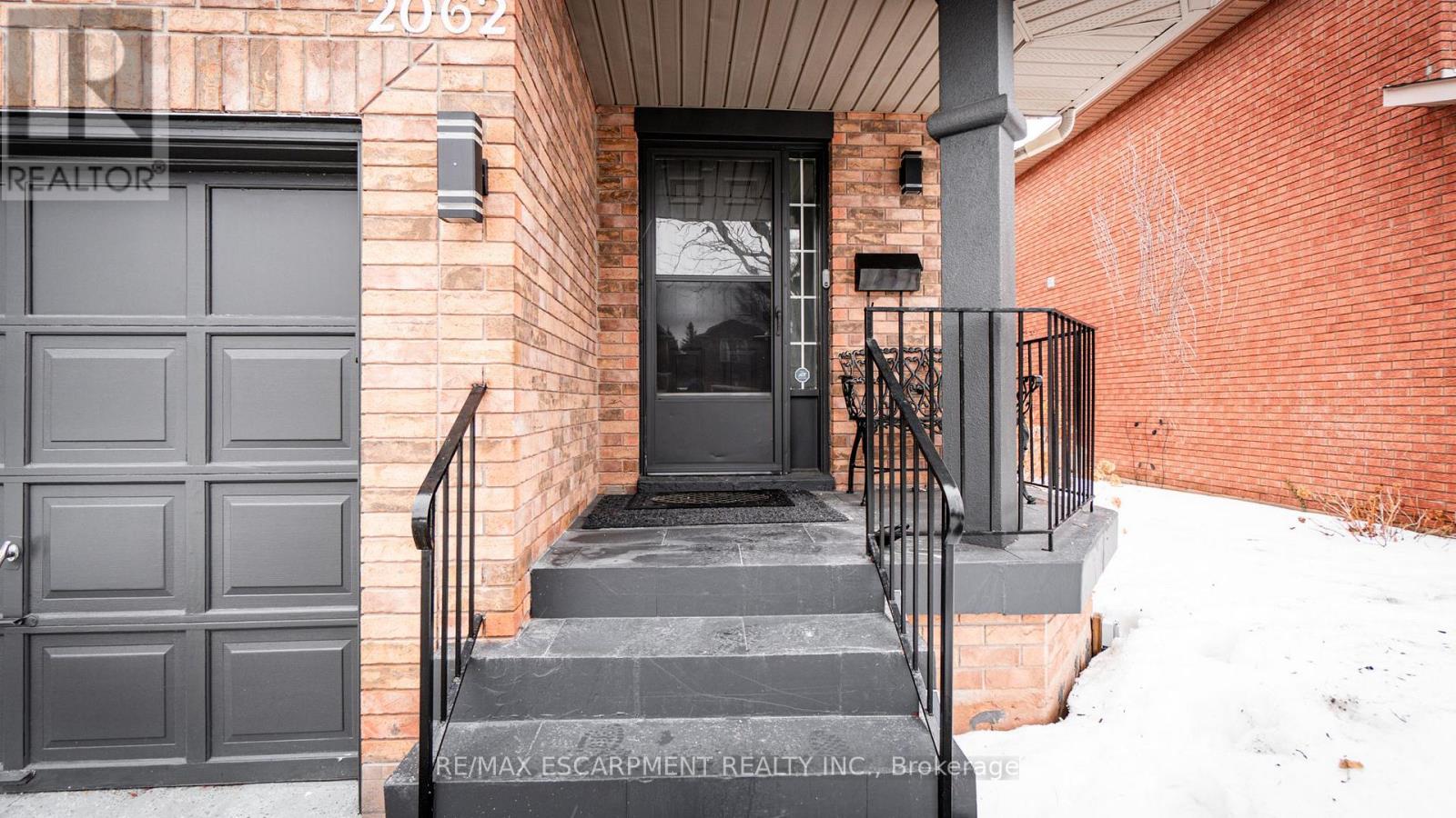 2062 Westmount Drive, Oakville, Ontario  L6M 3P2 - Photo 5 - W12878292