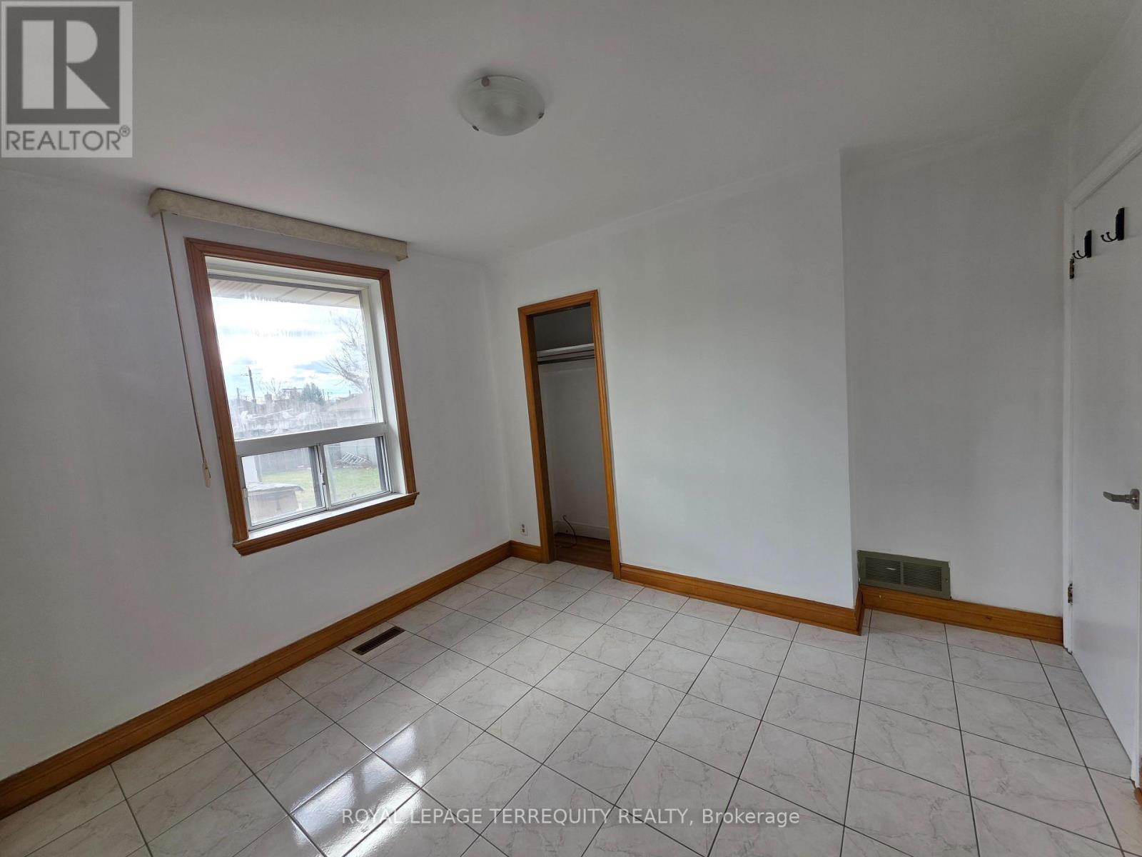 15 Westcliffe Road, Toronto, Ontario  M3M 1K6 - Photo 7 - W12878318