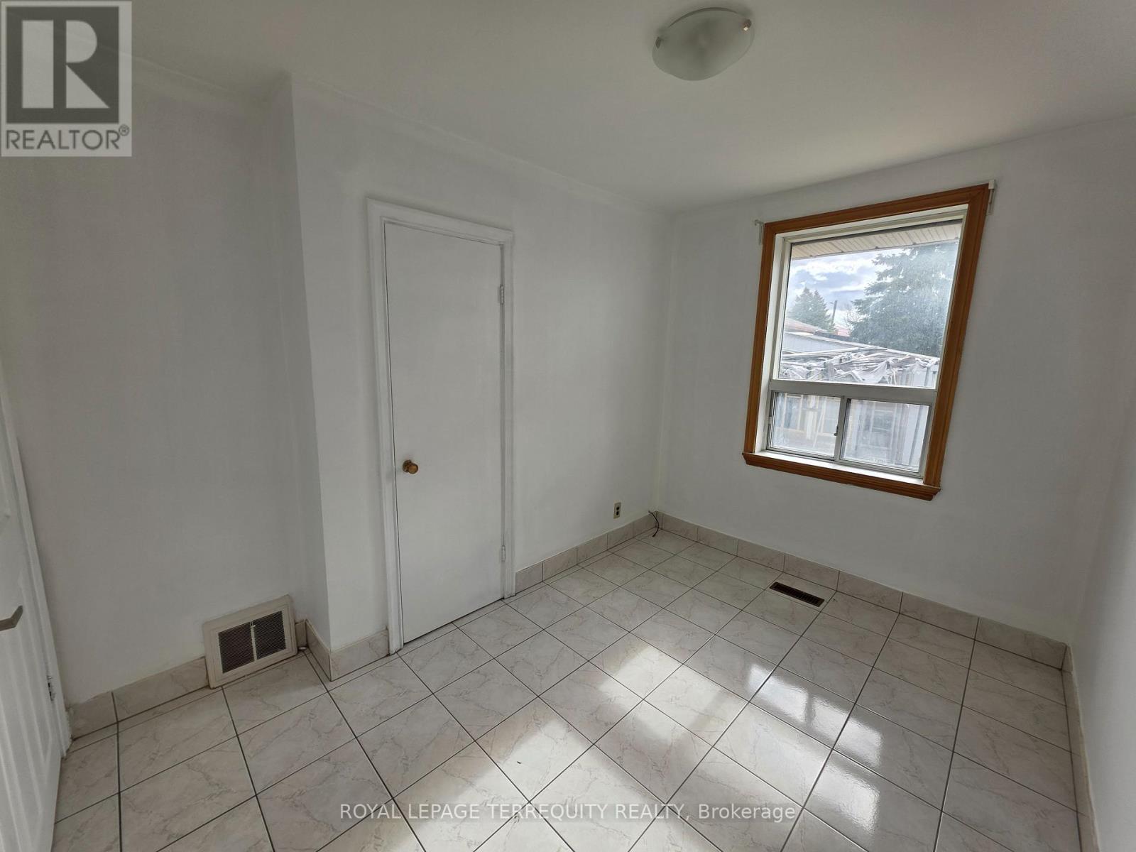 15 Westcliffe Road, Toronto, Ontario  M3M 1K6 - Photo 8 - W12878318