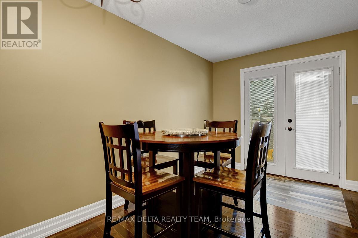 410 Phoenix Crescent, Ottawa, Ontario  K1E 2E9 - Photo 11 - X12878354