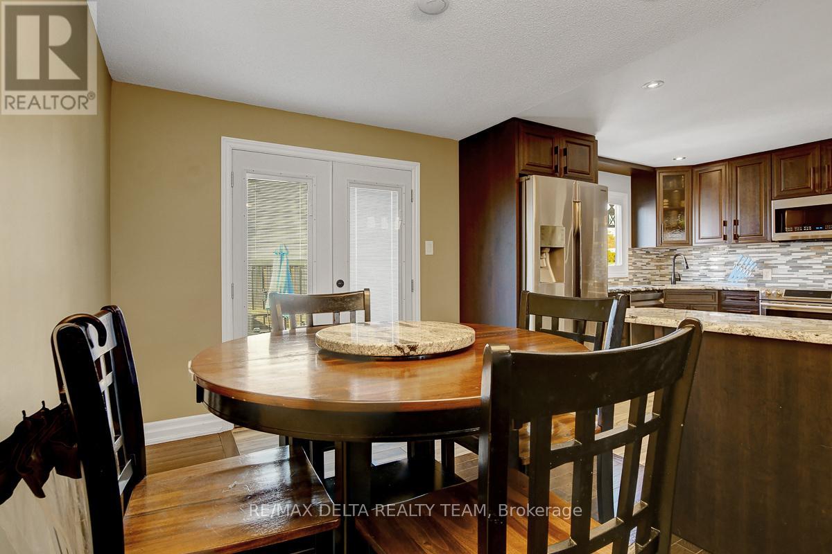 410 Phoenix Crescent, Ottawa, Ontario  K1E 2E9 - Photo 12 - X12878354