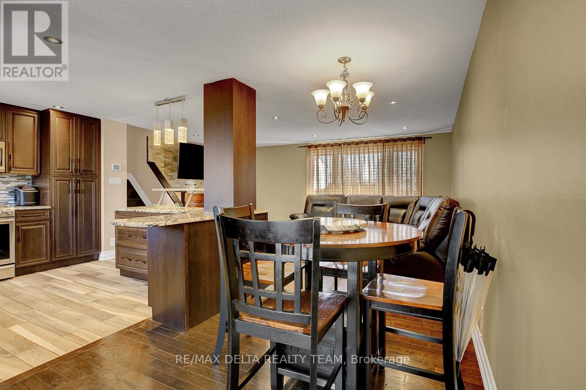 410 Phoenix Crescent, Ottawa, Ontario  K1E 2E9 - Photo 13 - X12878354