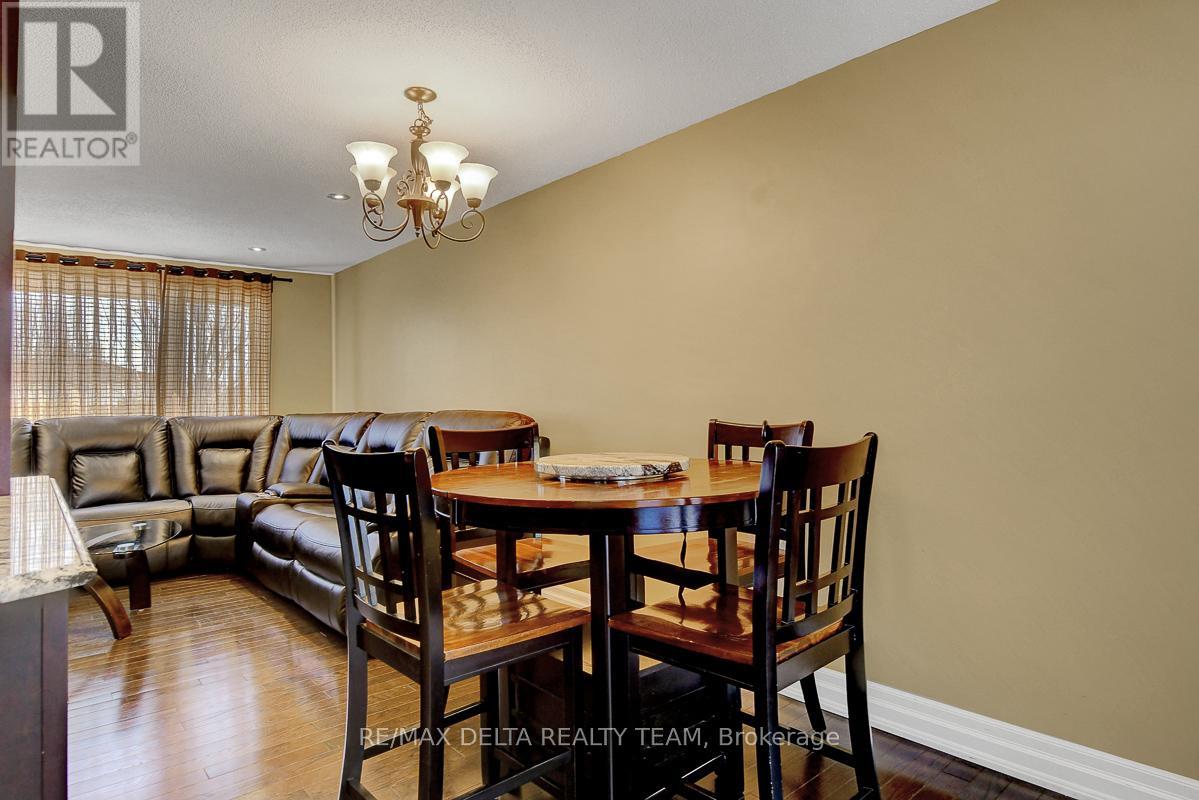 410 Phoenix Crescent, Ottawa, Ontario  K1E 2E9 - Photo 14 - X12878354