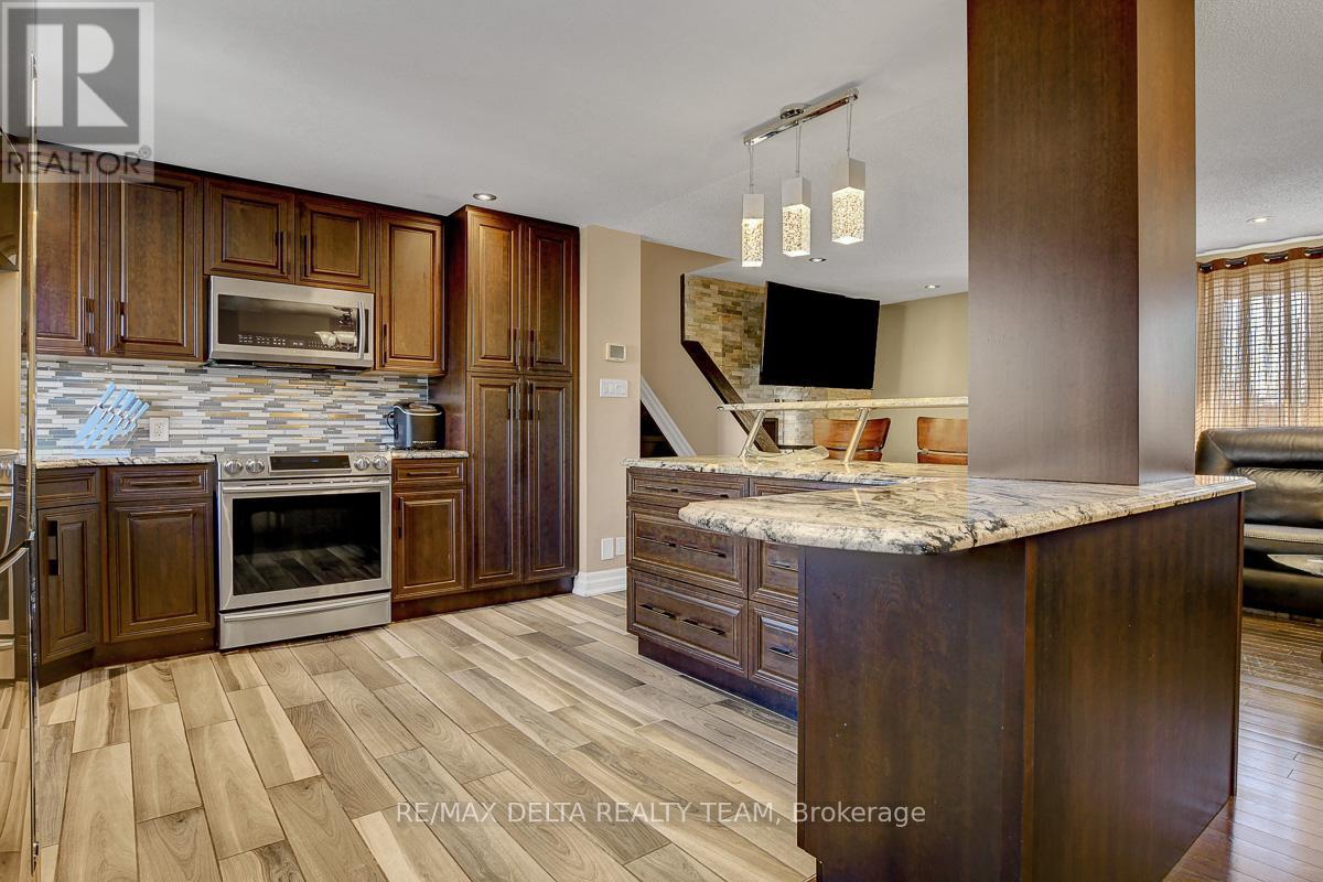 410 Phoenix Crescent, Ottawa, Ontario  K1E 2E9 - Photo 15 - X12878354