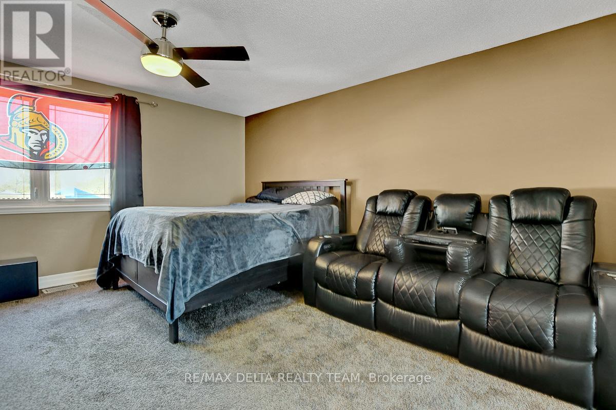 410 Phoenix Crescent, Ottawa, Ontario  K1E 2E9 - Photo 21 - X12878354