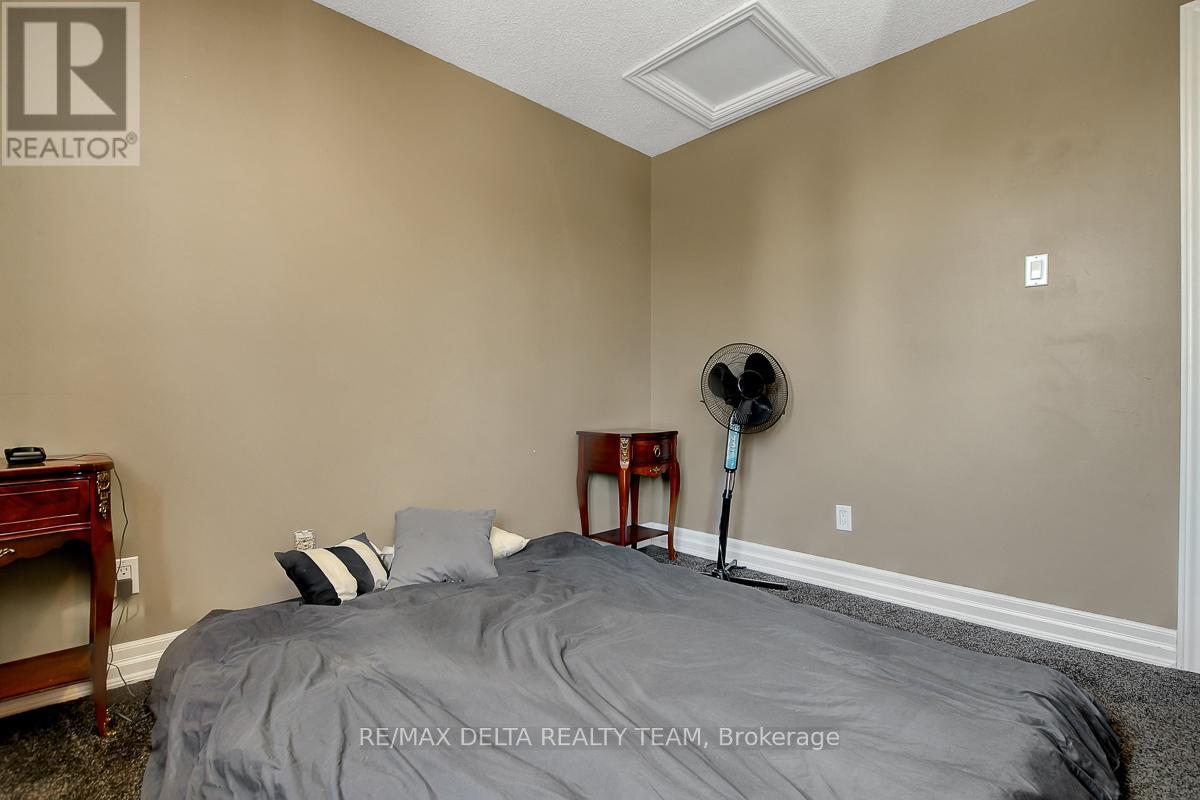 410 Phoenix Crescent, Ottawa, Ontario  K1E 2E9 - Photo 28 - X12878354