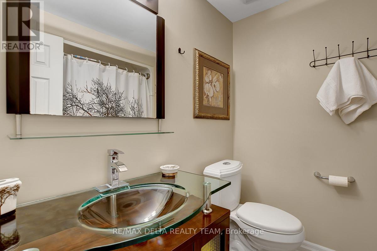 410 Phoenix Crescent, Ottawa, Ontario  K1E 2E9 - Photo 29 - X12878354
