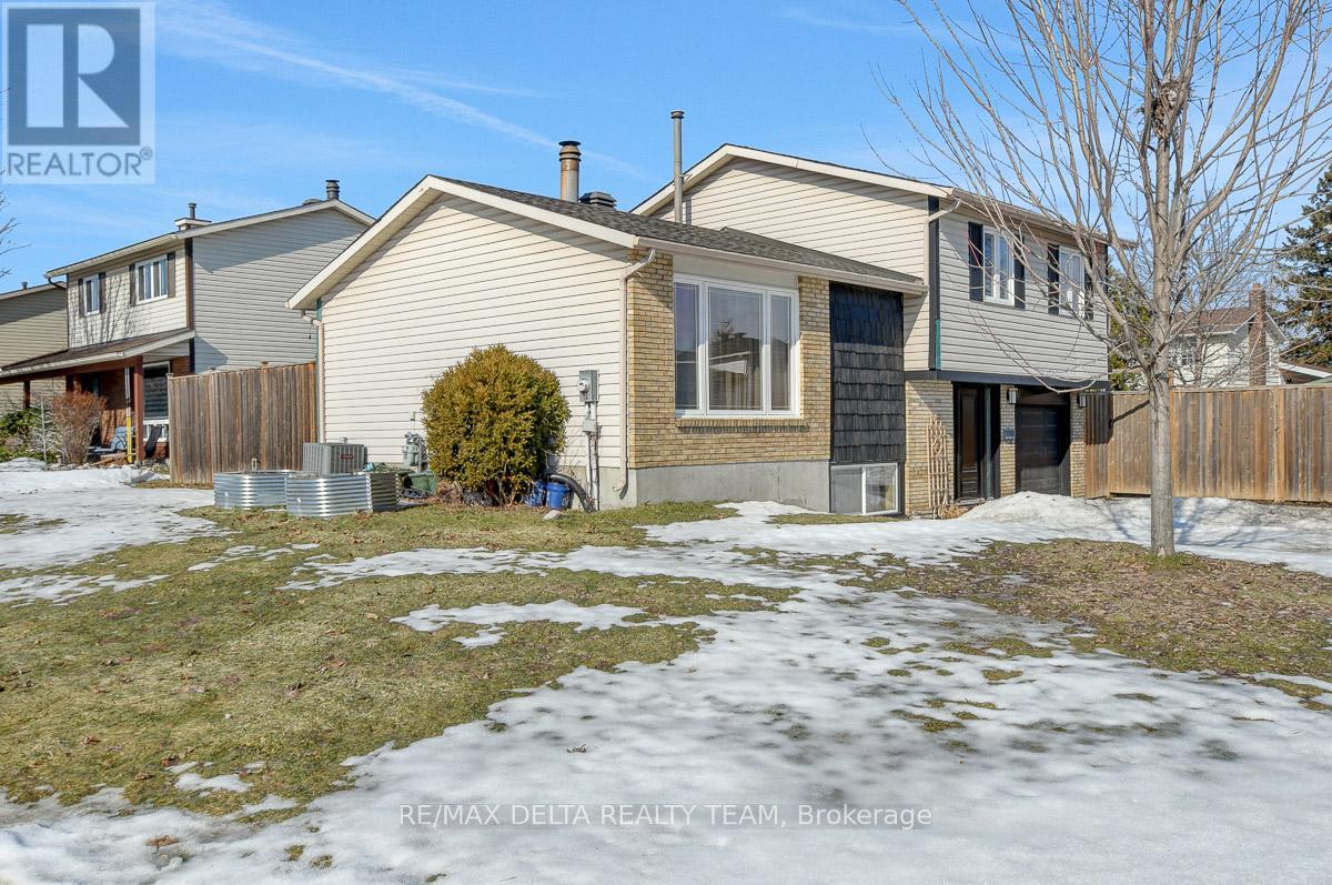 410 Phoenix Crescent, Ottawa, Ontario  K1E 2E9 - Photo 3 - X12878354