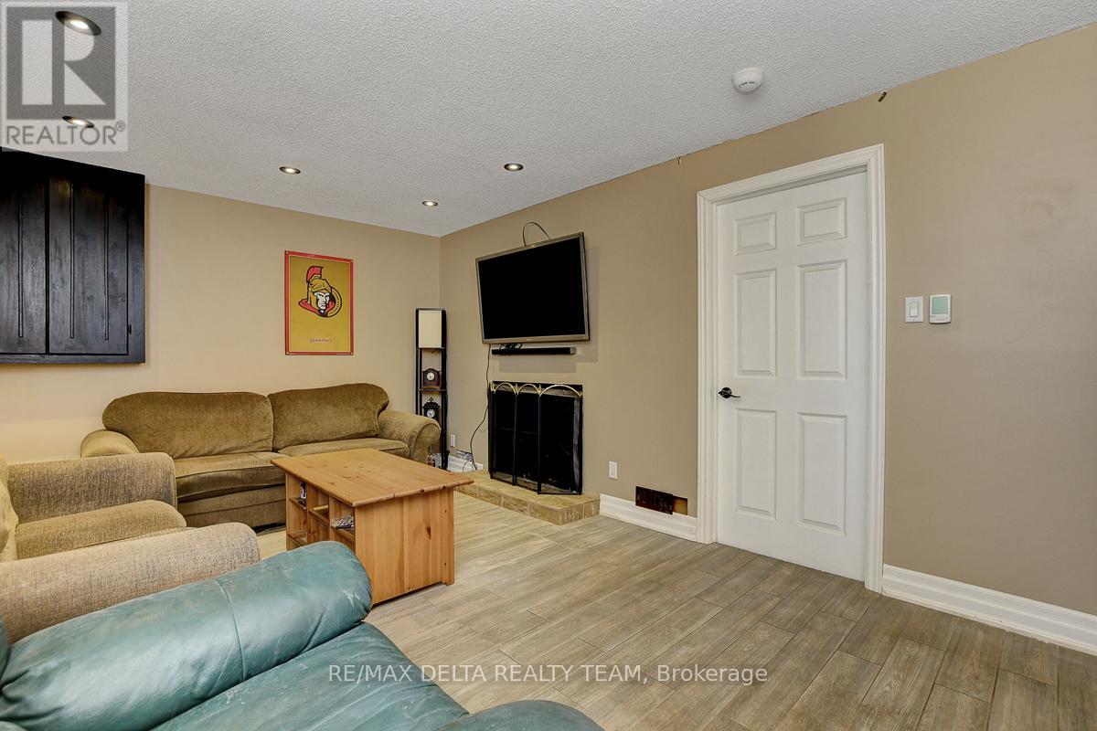 410 Phoenix Crescent, Ottawa, Ontario  K1E 2E9 - Photo 33 - X12878354