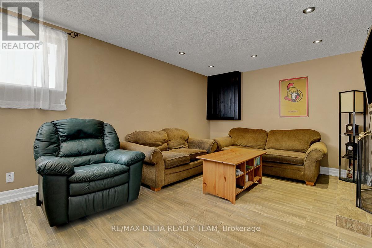 410 Phoenix Crescent, Ottawa, Ontario  K1E 2E9 - Photo 34 - X12878354
