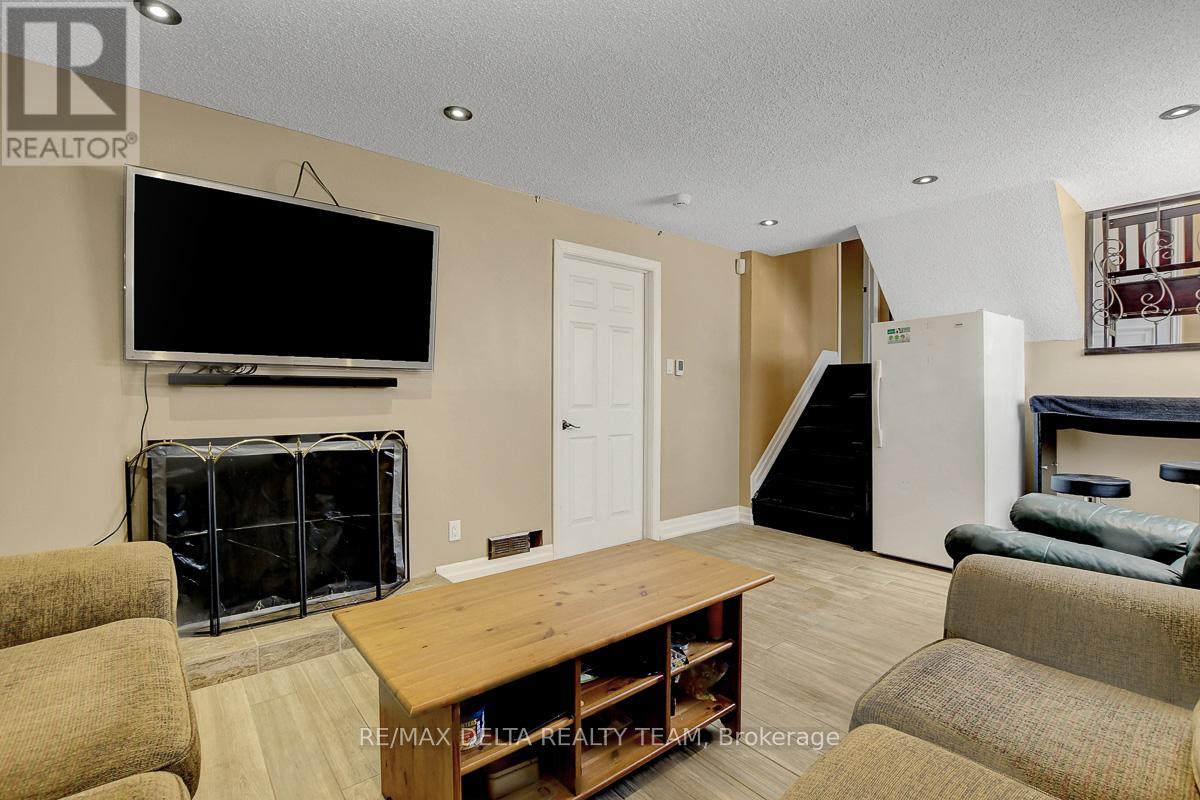 410 Phoenix Crescent, Ottawa, Ontario  K1E 2E9 - Photo 35 - X12878354