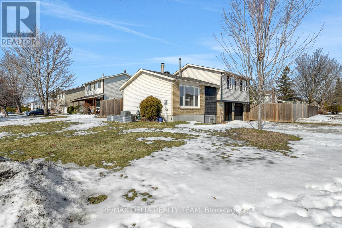 410 Phoenix Crescent, Ottawa, Ontario  K1E 2E9 - Photo 4 - X12878354