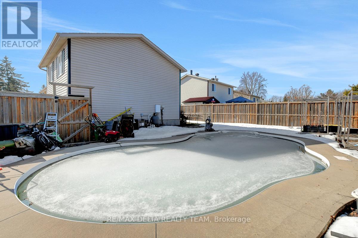410 Phoenix Crescent, Ottawa, Ontario  K1E 2E9 - Photo 40 - X12878354