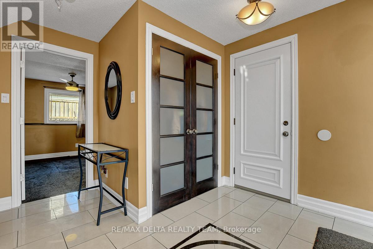 410 Phoenix Crescent, Ottawa, Ontario  K1E 2E9 - Photo 5 - X12878354