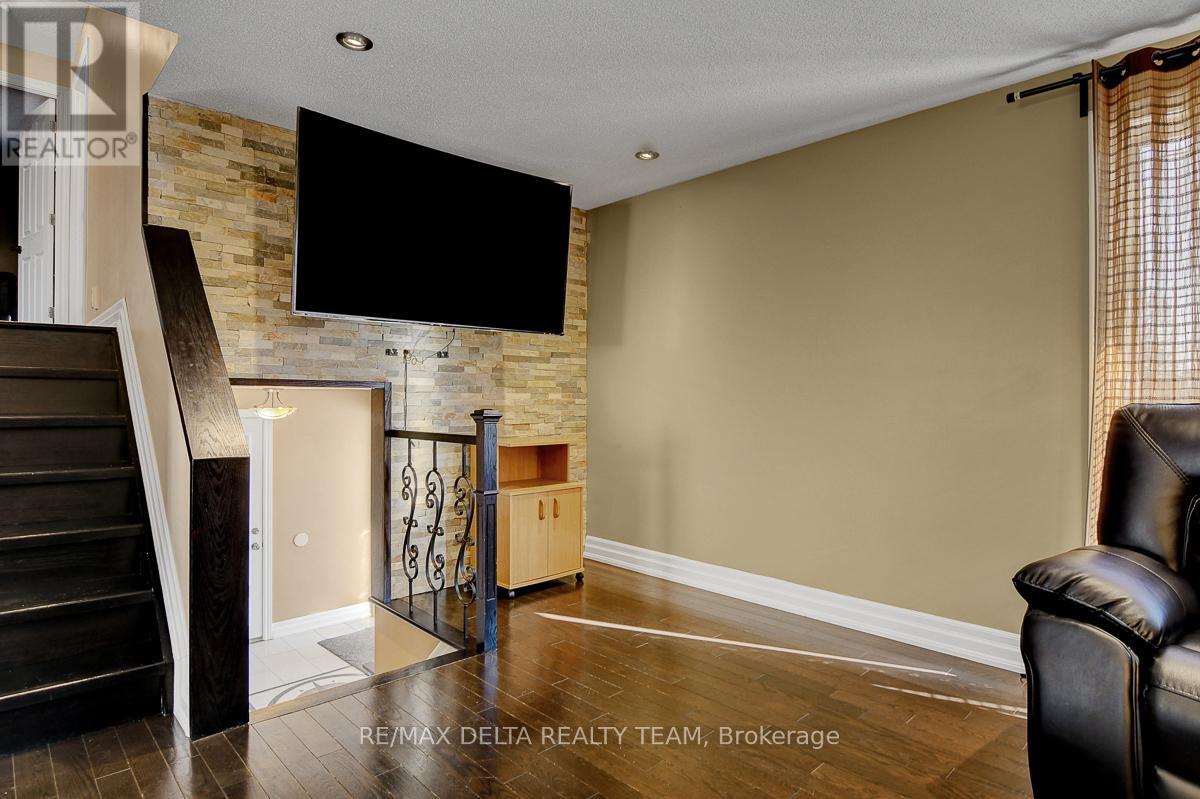 410 Phoenix Crescent, Ottawa, Ontario  K1E 2E9 - Photo 8 - X12878354