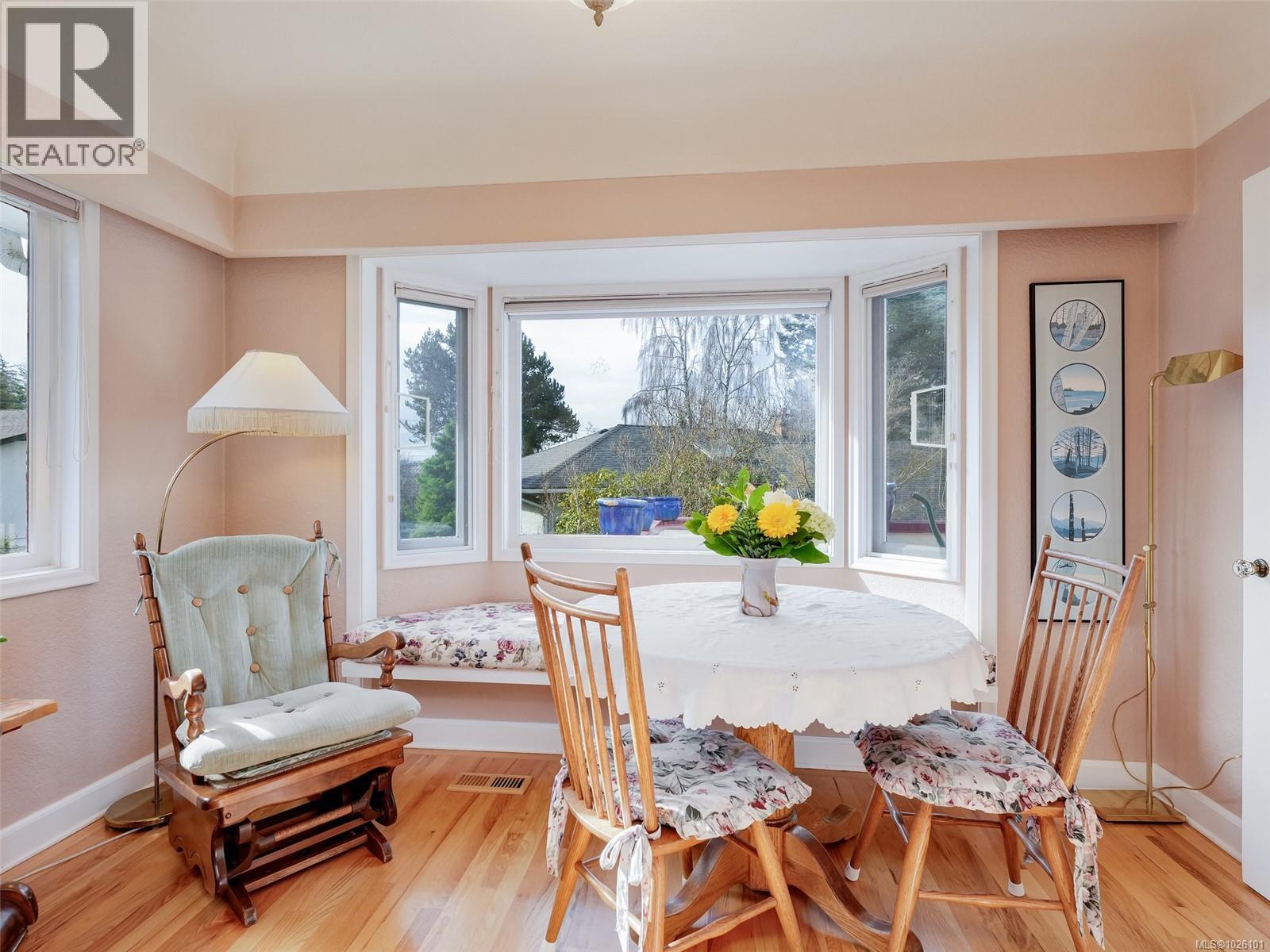 3911 Dawe Rd, Saanich, British Columbia  V8N 4H5 - Photo 4 - 1026101