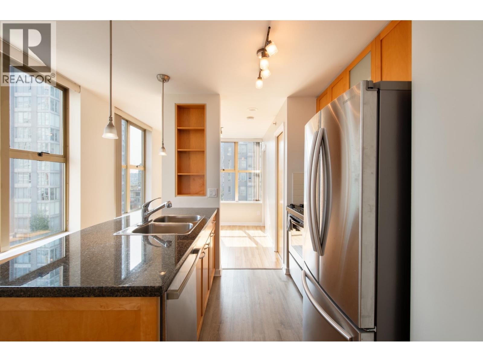 1007 989 RICHARDS STREET, Vancouver, British Columbia