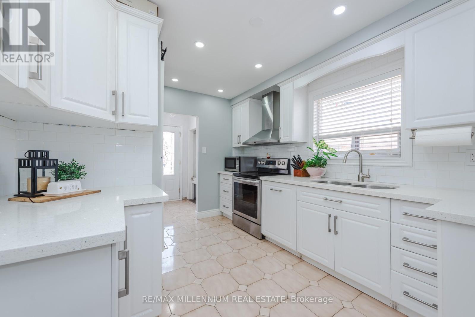 13 Cumberland Drive, Brampton, Ontario  L6V 1W5 - Photo 10 - W12878352