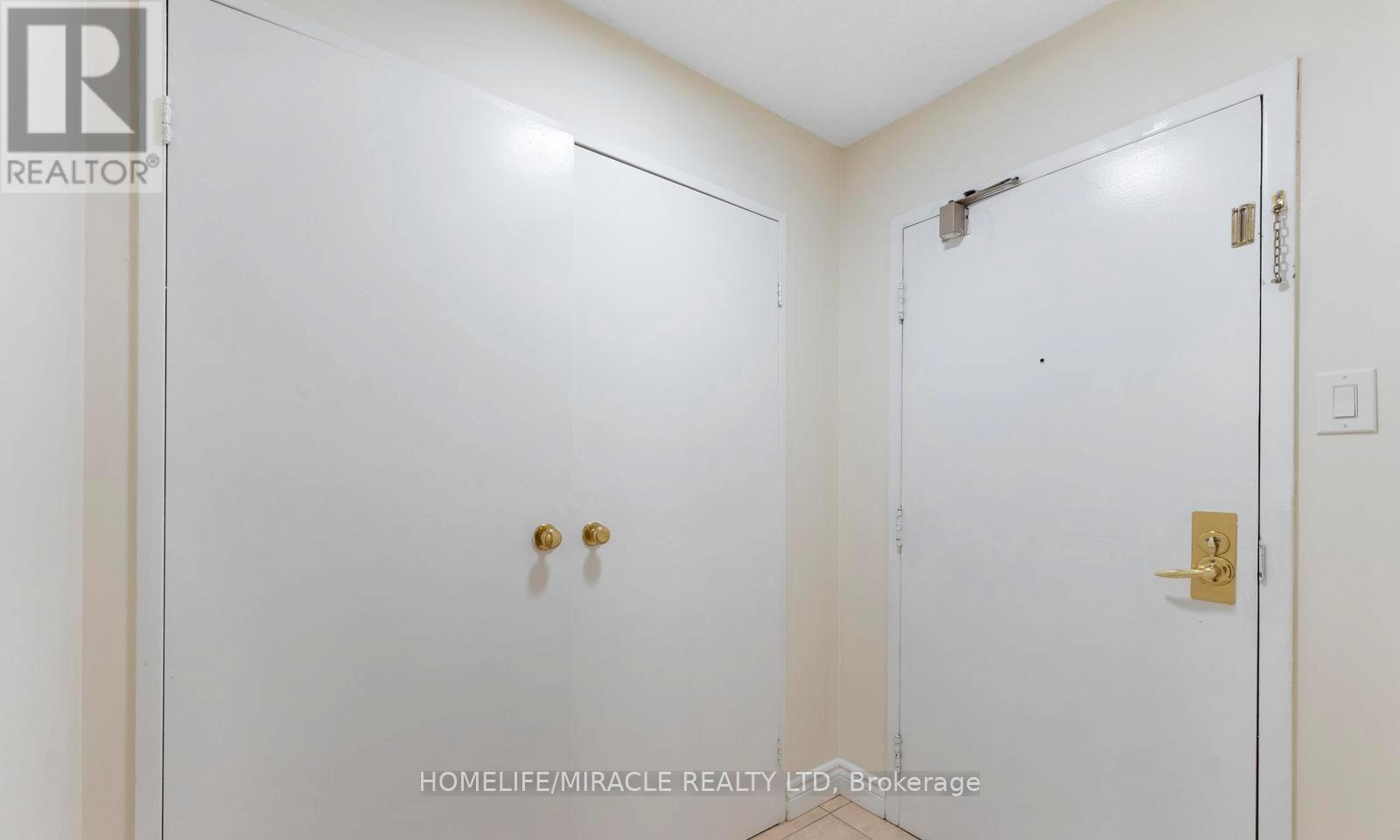 202 - 3700 Kaneff Crescent, Mississauga, Ontario  L5A 4B8 - Photo 2 - W12878356