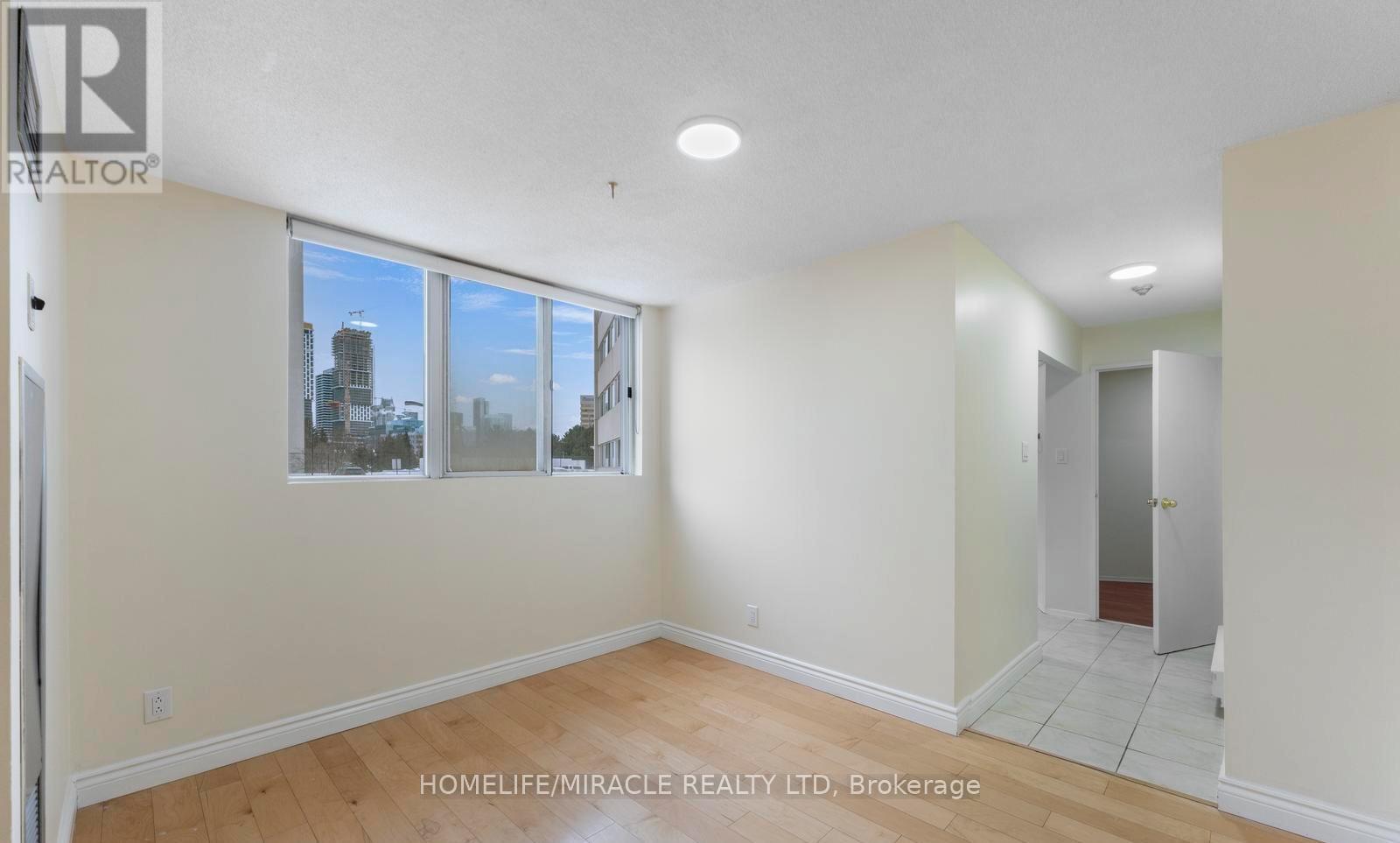 202 - 3700 Kaneff Crescent, Mississauga, Ontario  L5A 4B8 - Photo 4 - W12878356