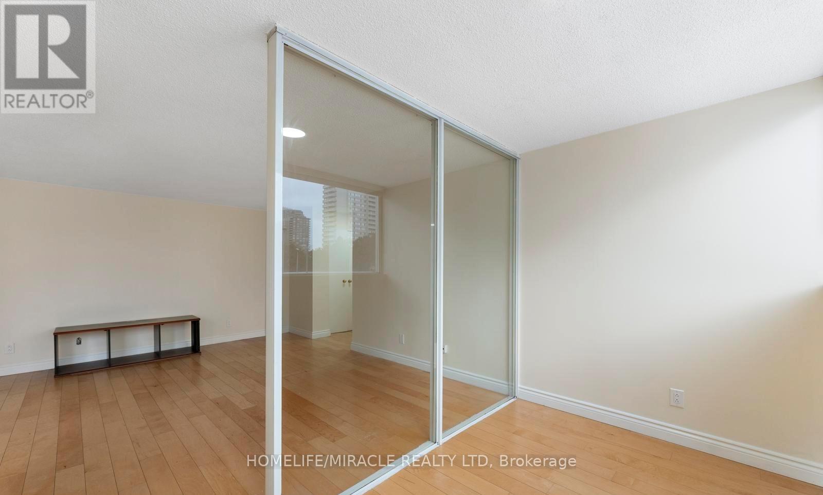 202 - 3700 Kaneff Crescent, Mississauga, Ontario  L5A 4B8 - Photo 7 - W12878356