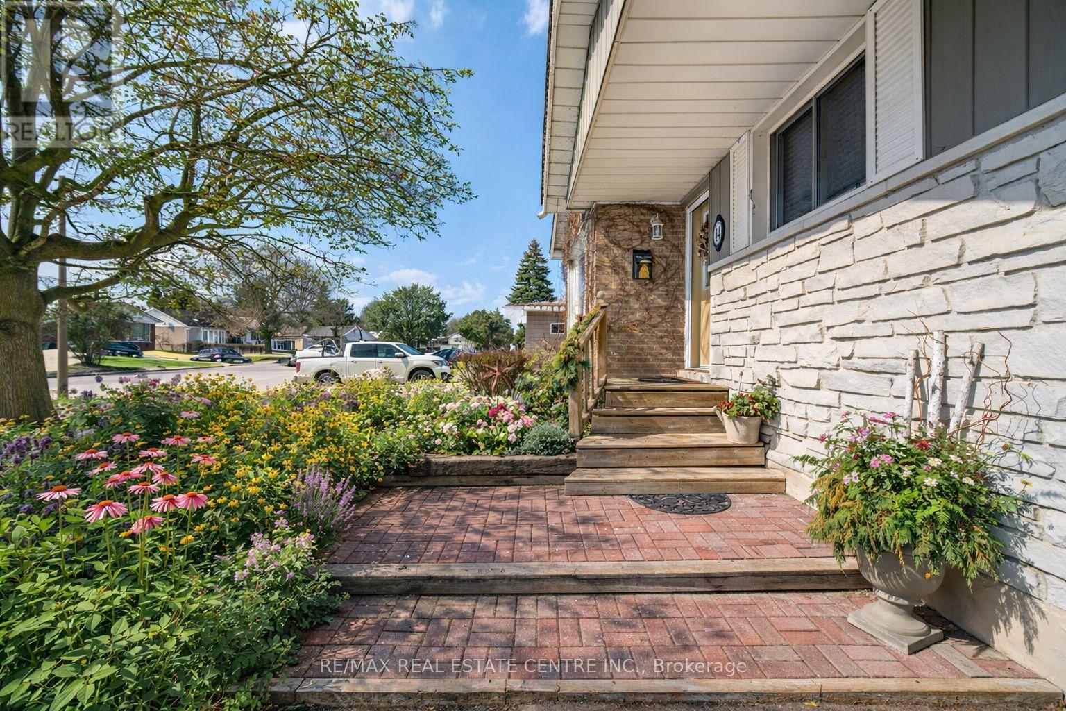 14 Northwood Drive, Brampton, Ontario  L6X 2L2 - Photo 3 - W12878386