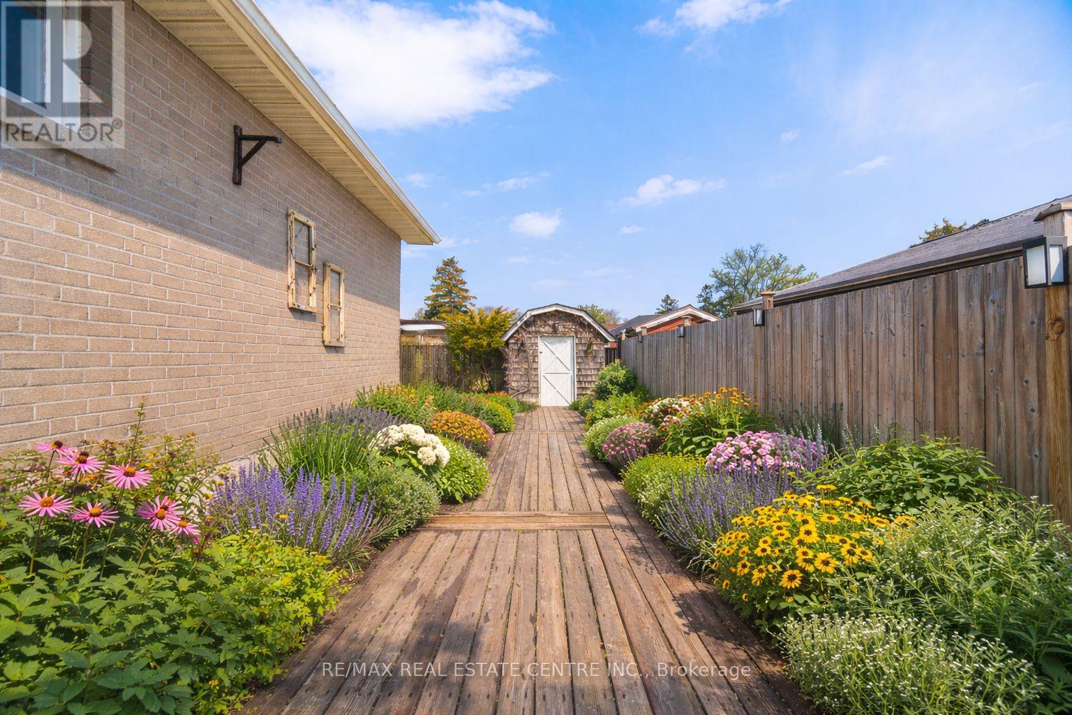 14 Northwood Drive, Brampton, Ontario  L6X 2L2 - Photo 4 - W12878386