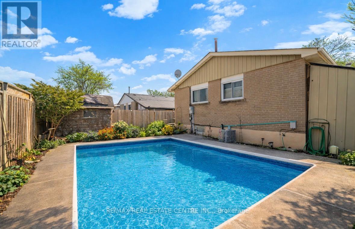 14 Northwood Drive, Brampton, Ontario  L6X 2L2 - Photo 6 - W12878386