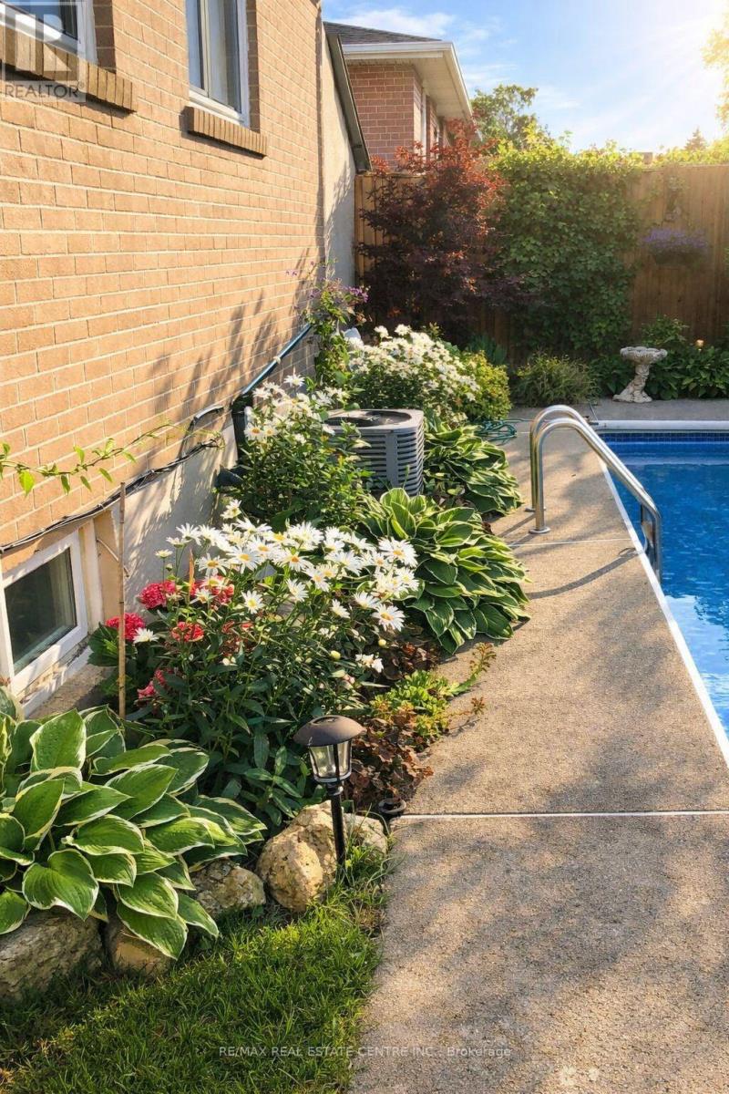 14 Northwood Drive, Brampton, Ontario  L6X 2L2 - Photo 9 - W12878386