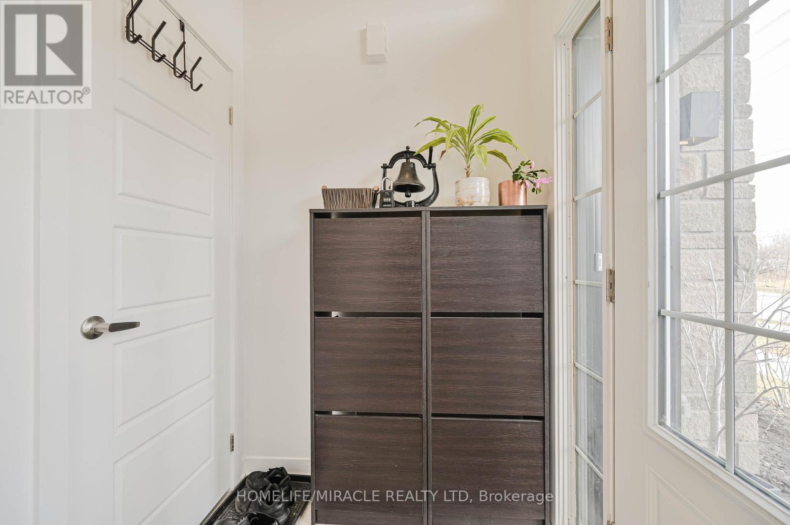 17 Selfridge Way, Whitby, Ontario  L1N 0N9 - Photo 4 - E12878252