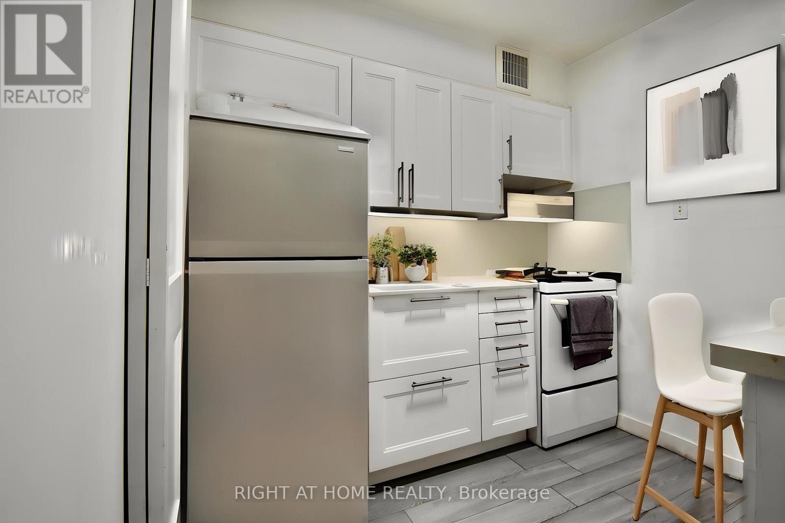 1609 - 44 St Joseph Street, Toronto, Ontario  M4Y 2W4 - Photo 9 - C12878502