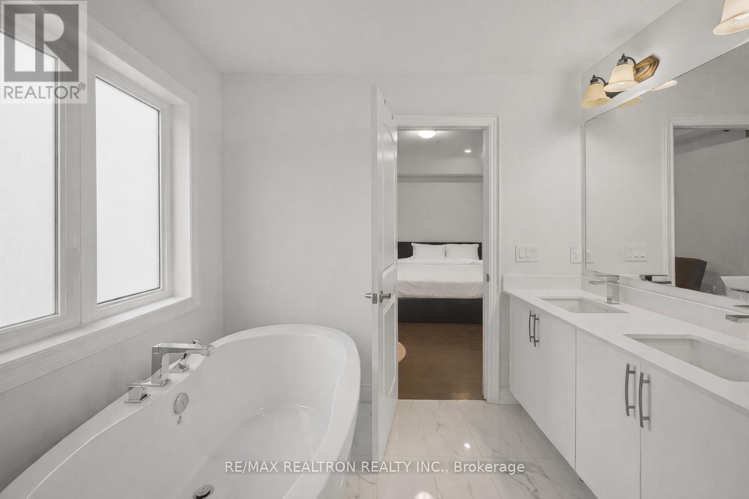 10 Neilly Terrace, Bradford West Gwillimbury, Ontario  L3Z 4K9 - Photo 30 - N12878426