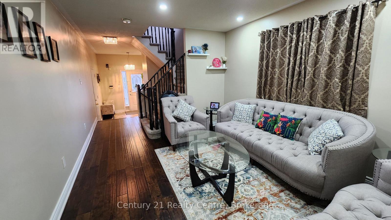 17 Vermont Road, Brampton (Fletcher's Meadow), Ontario  L7A 3G3 - Photo 5 - W12878440