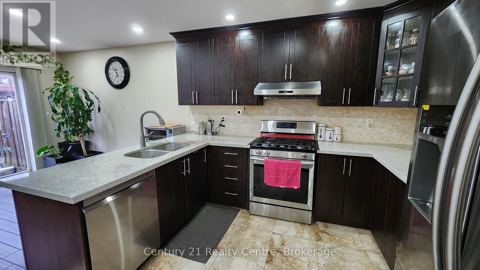 17 Vermont Road, Brampton (Fletcher's Meadow), Ontario  L7A 3G3 - Photo 9 - W12878440