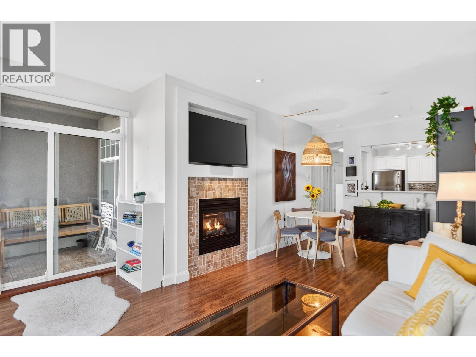 304 588 TWELFTH STREET, New Westminster, British Columbia