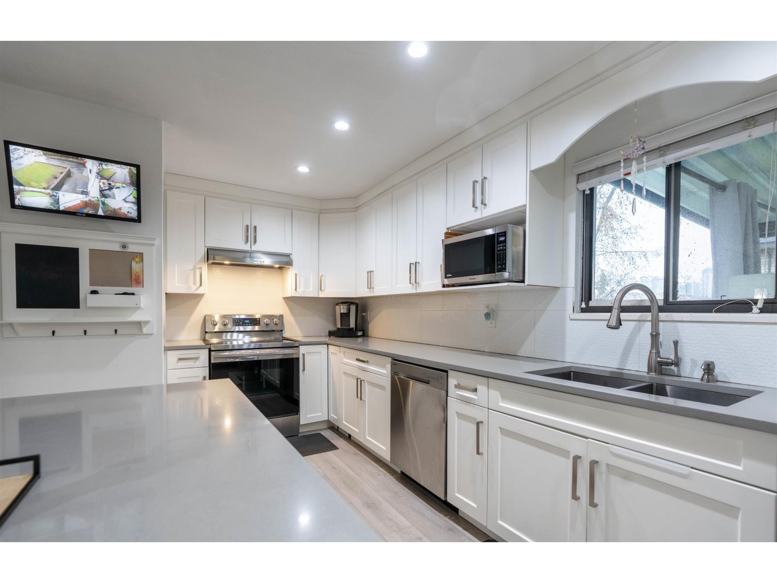 13933 90a Avenue, Surrey, British Columbia  V3V 6Z7 - Photo 10 - R3099434