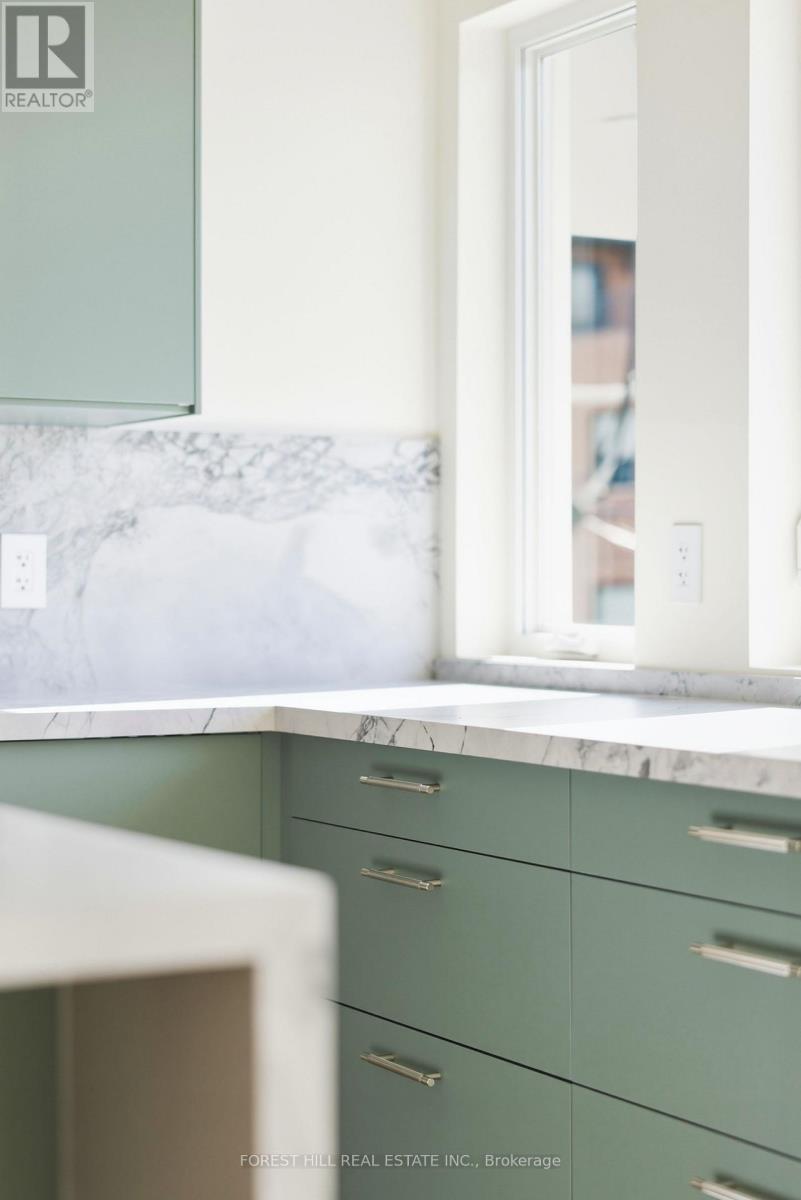 Upper - 250 Hallam Street, Toronto, Ontario  M6H 1Y1 - Photo 7 - W12878526