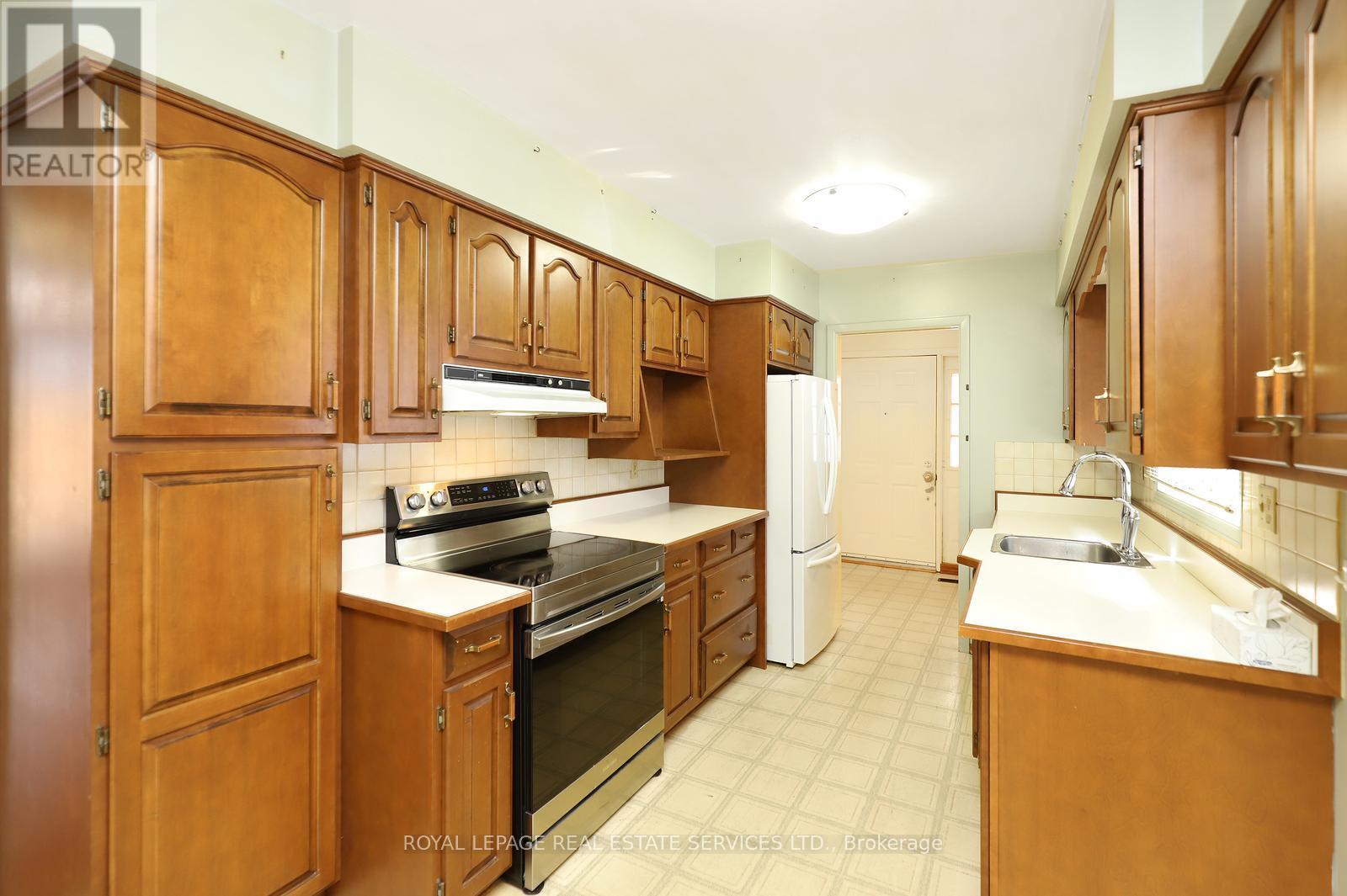 2671 Homelands Drive, Mississauga, Ontario  L5K 1H7 - Photo 10 - W12878528