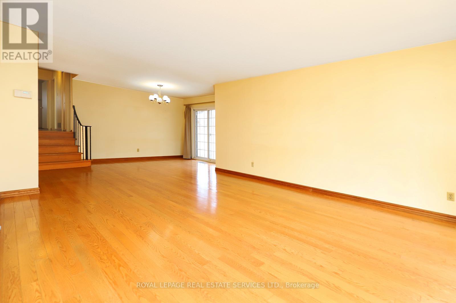 2671 Homelands Drive, Mississauga, Ontario  L5K 1H7 - Photo 4 - W12878528