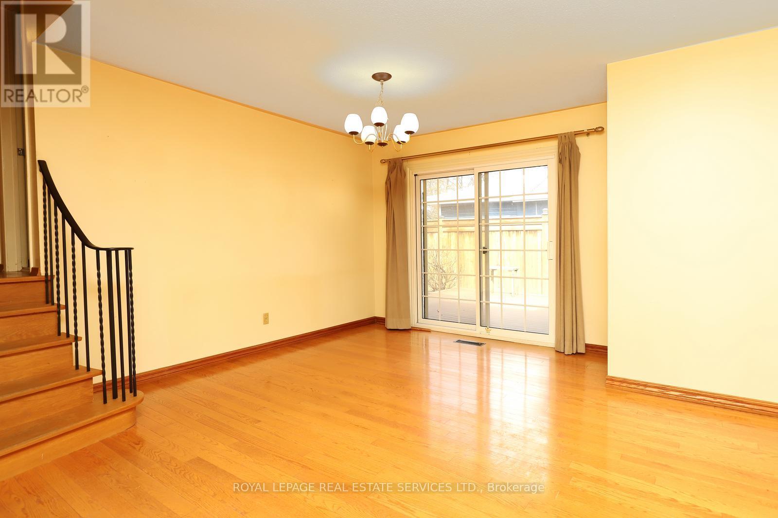 2671 Homelands Drive, Mississauga, Ontario  L5K 1H7 - Photo 7 - W12878528