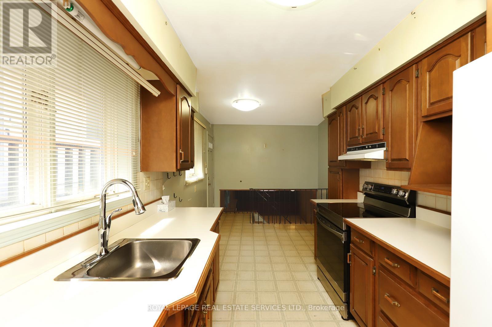 2671 Homelands Drive, Mississauga, Ontario  L5K 1H7 - Photo 8 - W12878528