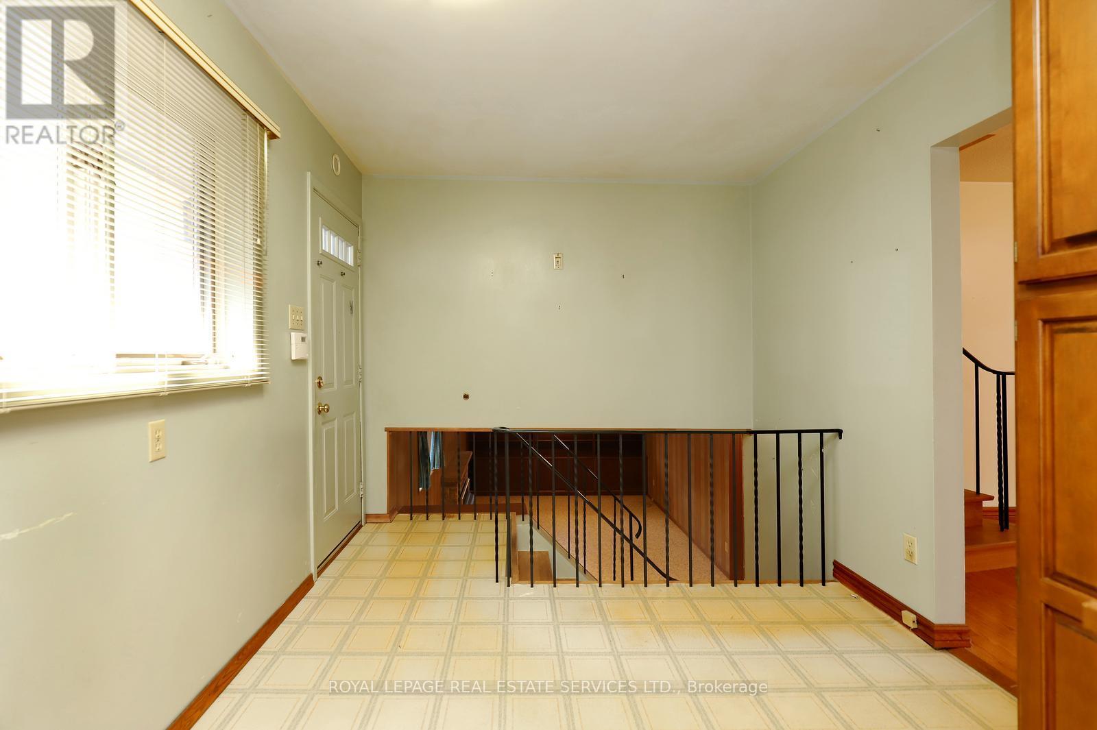 2671 Homelands Drive, Mississauga, Ontario  L5K 1H7 - Photo 9 - W12878528