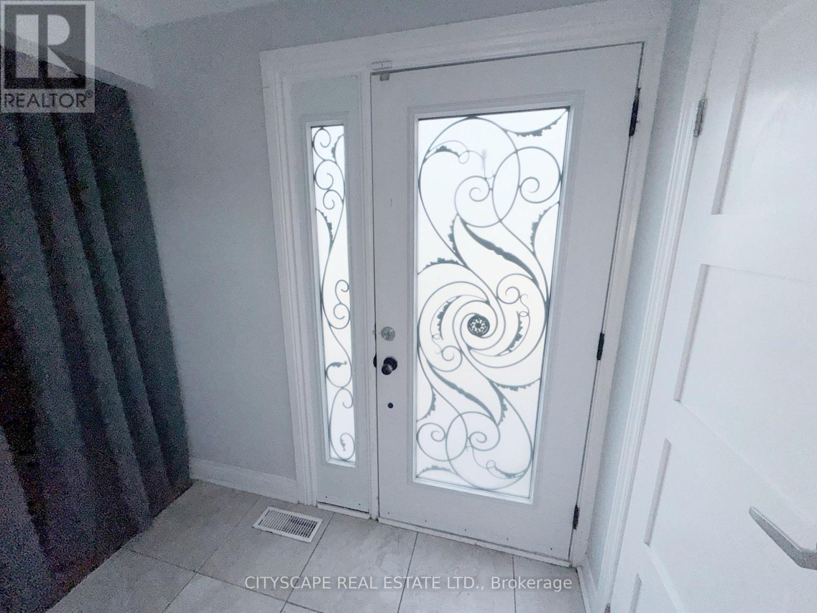 11 Melpham Court, Toronto, Ontario  M9V 2H2 - Photo 5 - W12878546