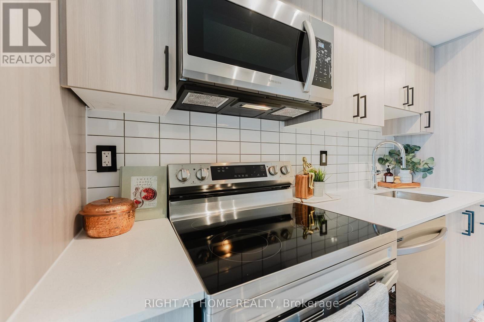 1010 Sandy Beach Road, Pickering, Ontario  L1W 0C7 - Photo 2 - E12869326